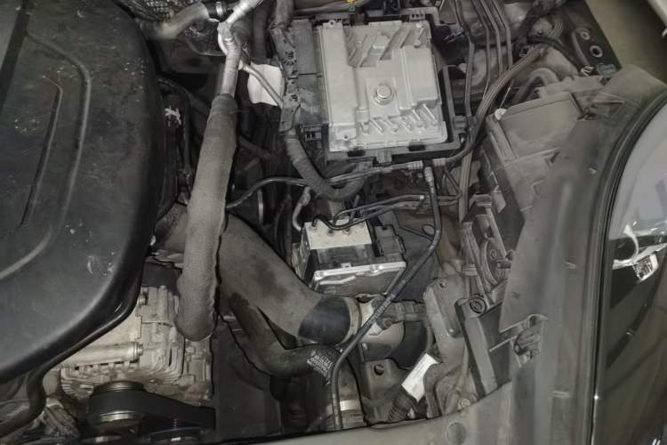 Used Porsche Macan 2021 Macan 2.0T Engine Bay Left