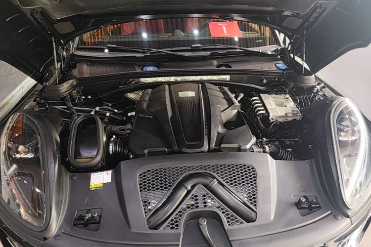 Used Porsche Macan 2021 Macan S 3.0T Engine Bay