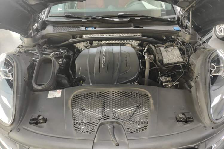 Used Porsche Macan 2021 Macan 2.0T Engine Bay