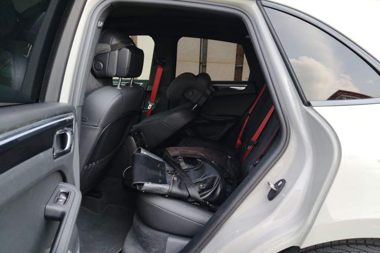 Used Porsche Macan 2021 Macan 2.0T Left Rear Seat