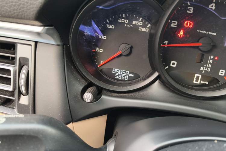 Used Porsche Macan 2021 Macan 2.0T Odometer Close Up