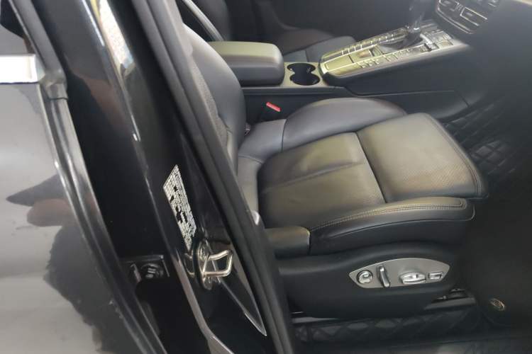 Used Porsche Macan 2021 Macan 2.0T Right Front Seat