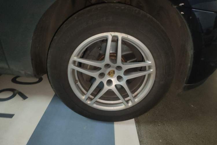 Used Porsche Macan 2021 Macan 2.0T Right Front Wheel Hub