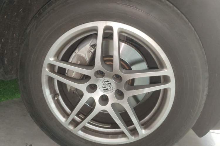 Used Porsche Macan 2021 Macan 2.0T Right Front Wheel Hub