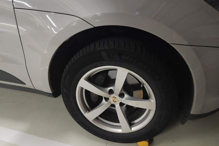 Used Porsche Macan 2021 Macan 2.0T Right Front Wheel Hub