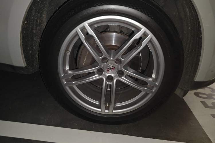 Used Porsche Macan 2021 Macan 2.0T Right Front Wheel Hub