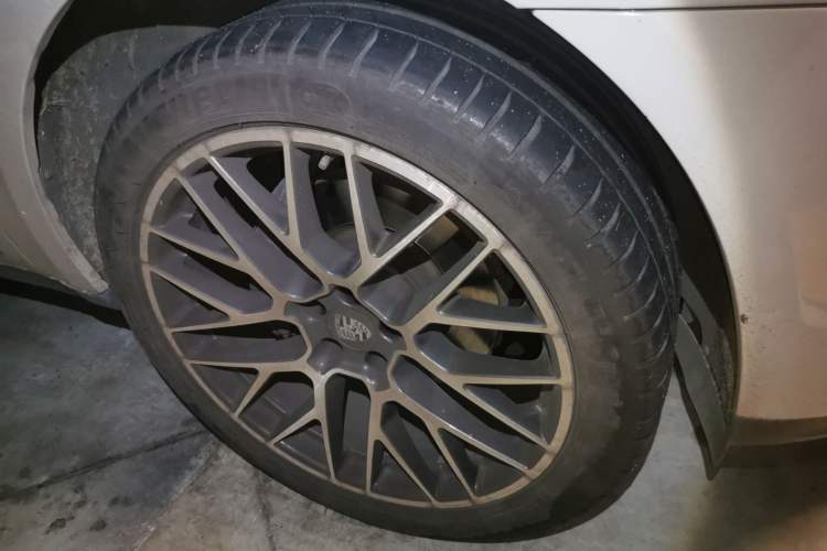 Used Porsche Macan 2021 Macan 2.0T Right Front Wheel Hub
