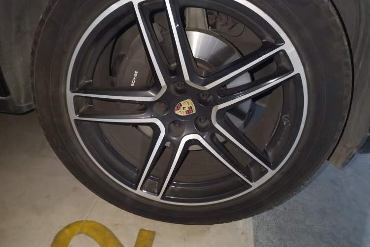 Used Porsche Macan 2021 Macan 2.0T Right Front Wheel Hub