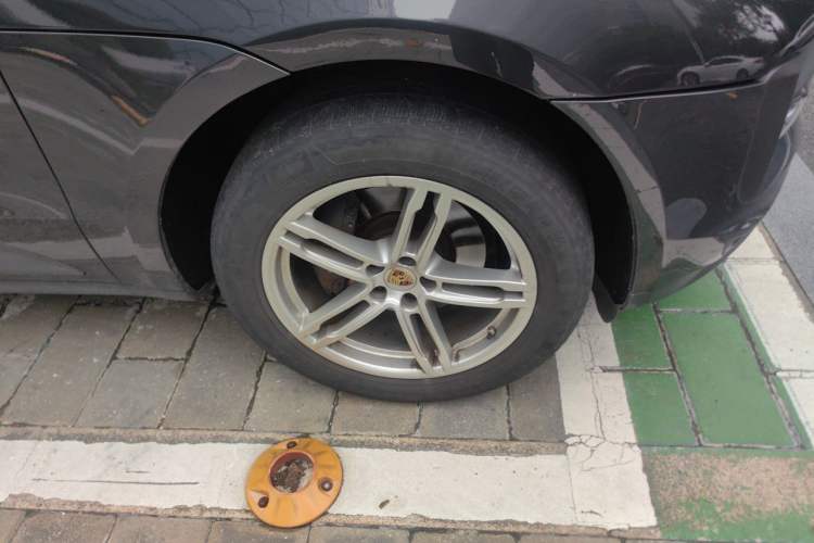 Used Porsche Macan 2021 Macan 2.0T Right Front Wheel Hub