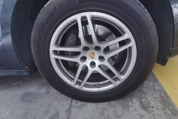 Used Porsche Macan 2021 Macan 2.0T Right Front Wheel Hub