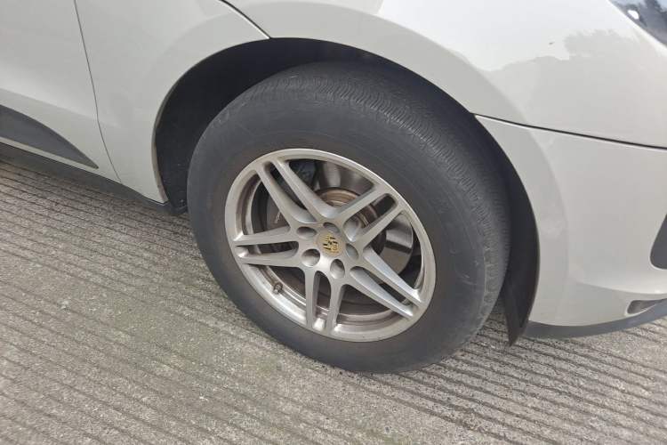 Used Porsche Macan 2021 Macan 2.0T Right Front Wheel Hub