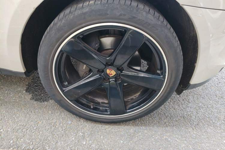 Used Porsche Macan 2021 Macan 2.0T Right Front Wheel Hub