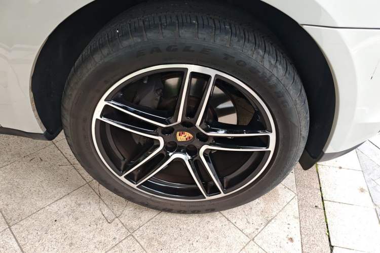 Used Porsche Macan 2021 Macan 2.0T Right Front Wheel Hub