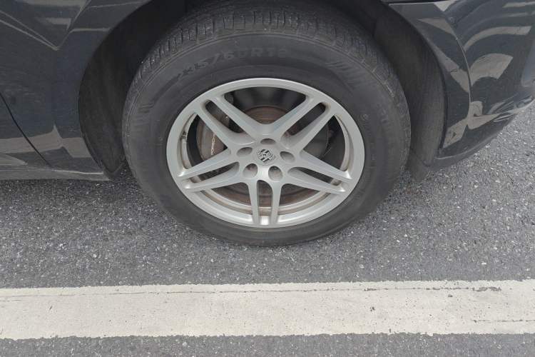 Used Porsche Macan 2021 Macan 2.0T Right Front Wheel Hub