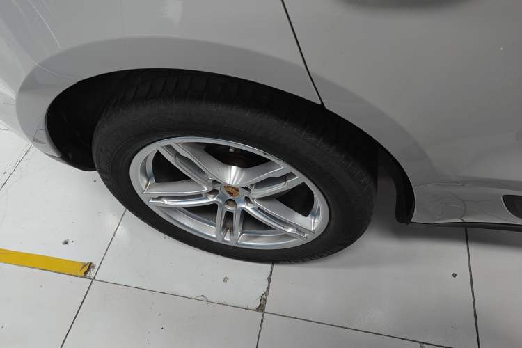 Used Porsche Macan 2021 Macan 2.0T Right Rear Wheel Hub