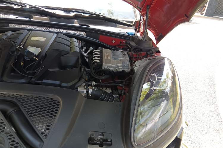 Used Porsche Macan 2021 Macan S 3.0T Engine Bay Left