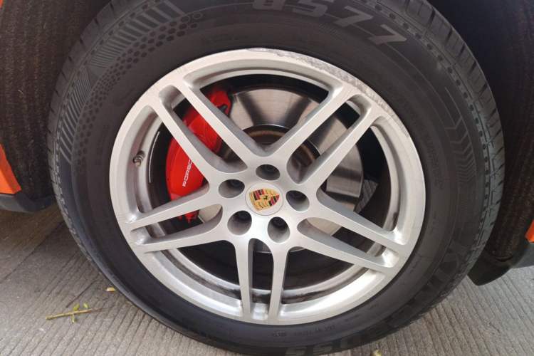 Used Porsche Macan 2021 Macan 2.0T Right Front Wheel Hub