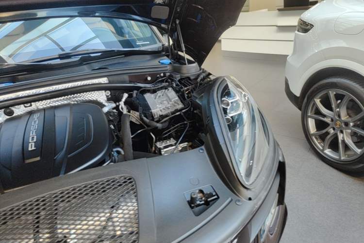 Used Porsche Macan 2021 Macan 2.0T Engine Bay Left