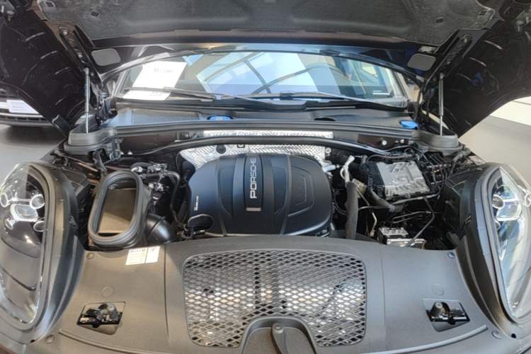 Used Porsche Macan 2021 Macan 2.0T Engine Bay