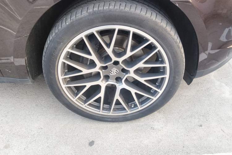 Used Porsche Macan 2021 Macan 2.0T Right Front Wheel Hub