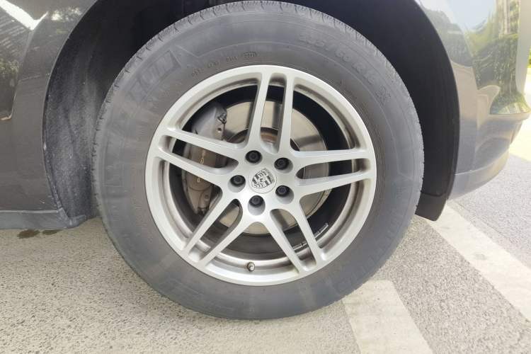Used Porsche Macan 2021 Macan 2.0T Right Front Wheel Hub