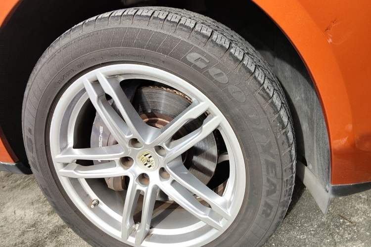 Used Porsche Macan  Right Front Wheel Hub