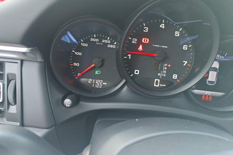 Used Porsche Macan 2021 Macan 2.0T Odometer Close Up