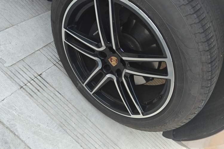 Used Porsche Macan 2021 Macan 2.0T Right Front Wheel Hub
