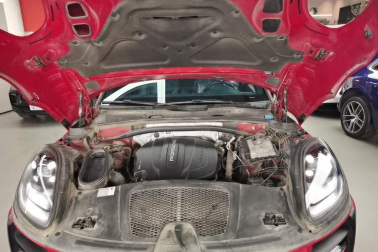 Used Porsche Macan 2021 Macan 2.0T Engine Bay