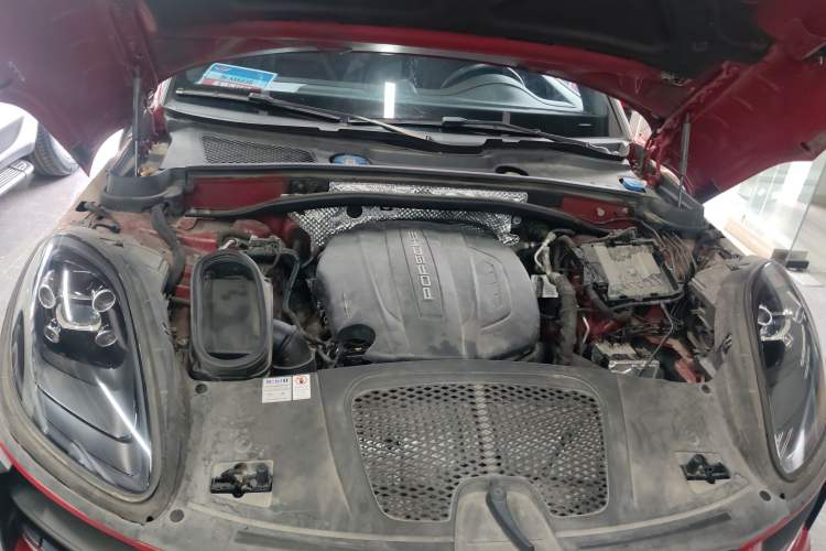 Used Porsche Macan 2021 Macan 2.0T Engine Bay