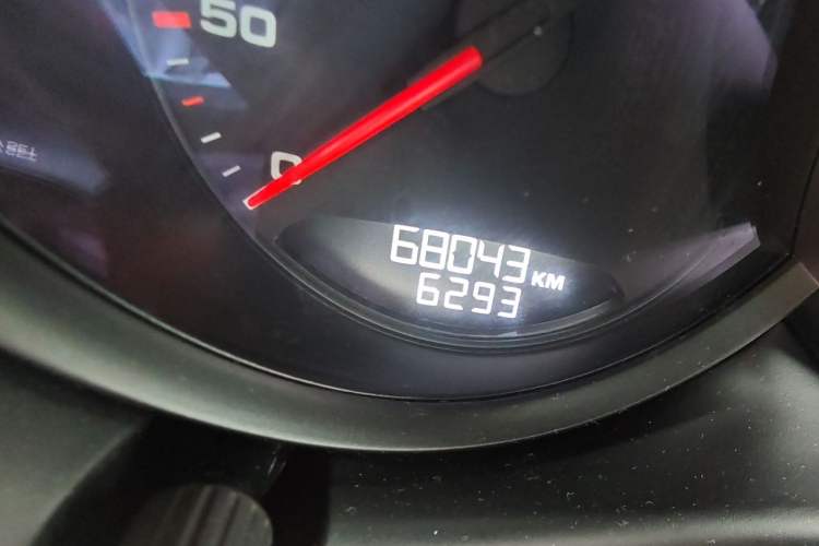 Used Porsche Macan 2021 Macan 2.0T Odometer Close Up