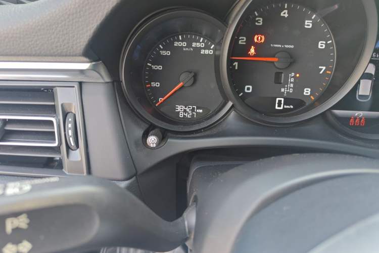 Used Porsche Macan 2021 Macan 2.0T Odometer Close Up
