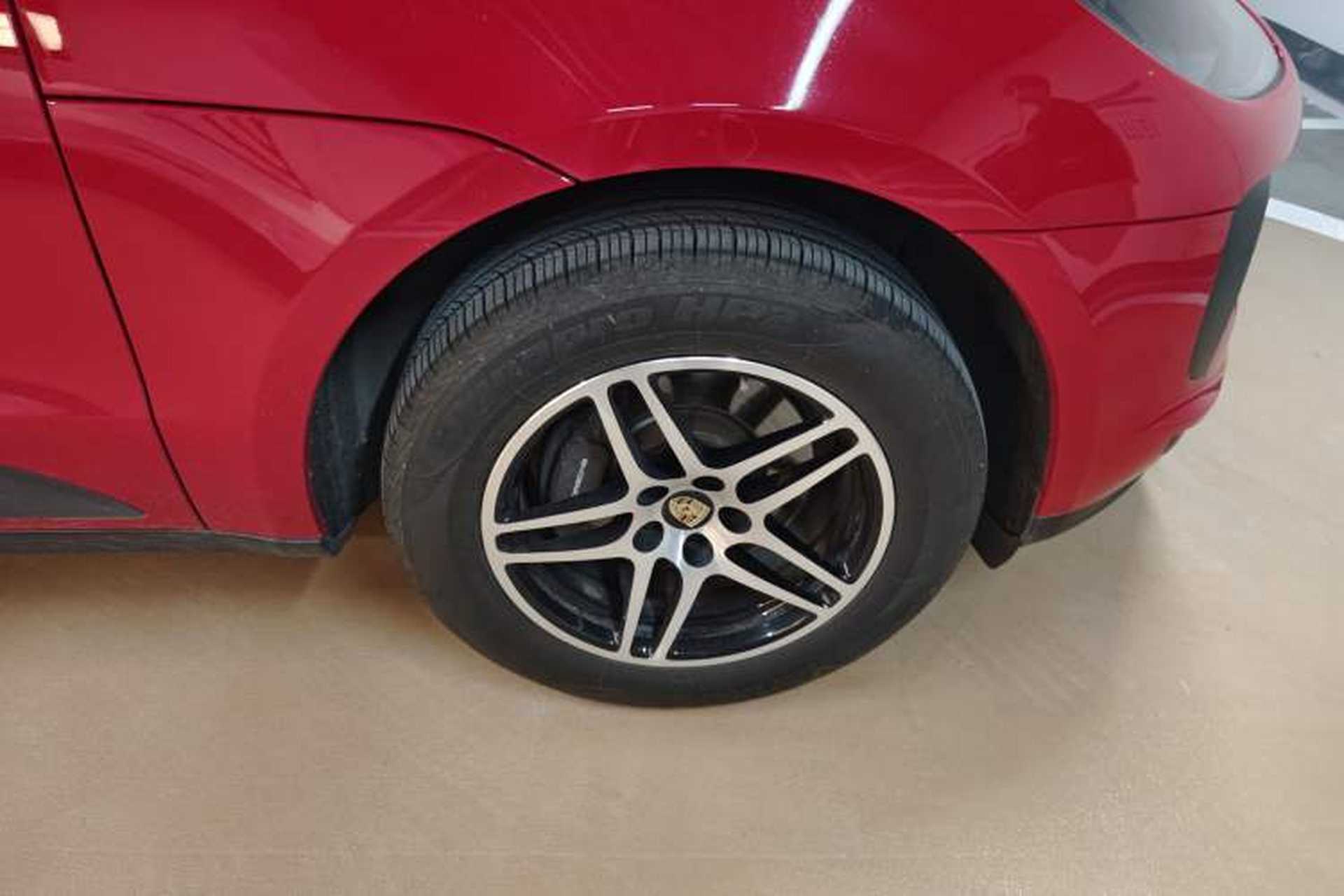 Used Porsche Macan 2021 Macan 2.0T Right Front Wheel Hub