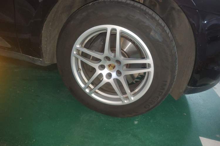 Used Porsche Macan 2021 Macan 2.0T Right Front Wheel Hub