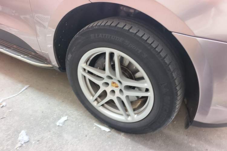 Used Porsche Macan 2021 Macan 2.0T Right Front Wheel Hub