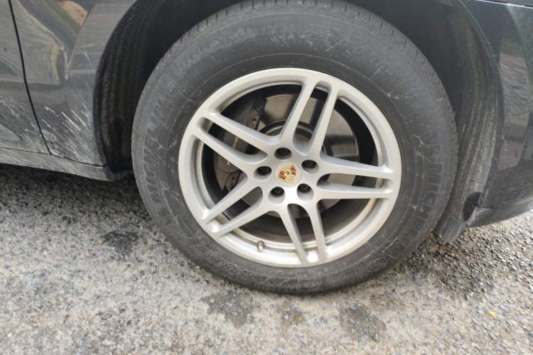 Used Porsche Macan 2021 Macan 2.0T Right Front Wheel Hub