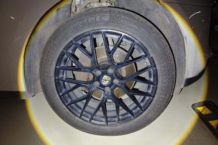 Used Porsche Macan 2021 Macan 2.0T Right Front Wheel Hub