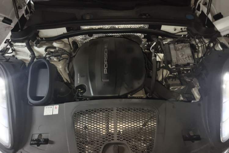 Used Porsche Macan 2021 Macan 2.0T Engine Bay