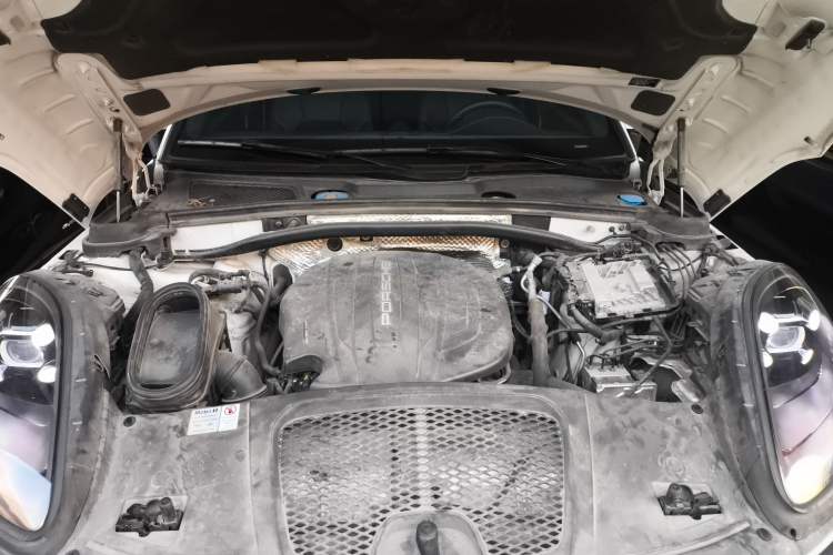 Used Porsche Macan 2021 Macan 2.0T Engine Bay