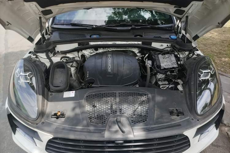 Used Porsche Macan 2021 Macan 2.0T Engine Bay