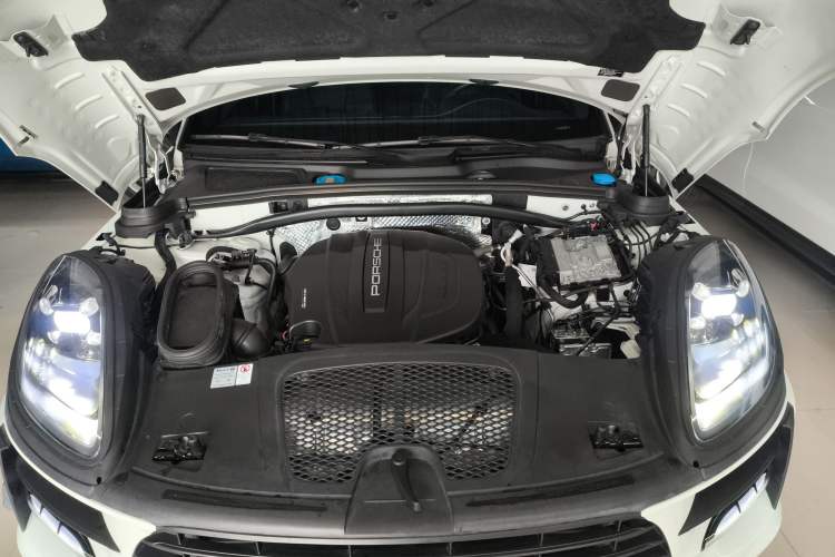 Used Porsche Macan 2021 Macan 2.0T Engine Bay