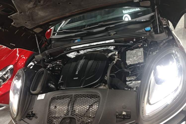 Used Porsche Macan 2021 Macan 2.0T Engine Bay