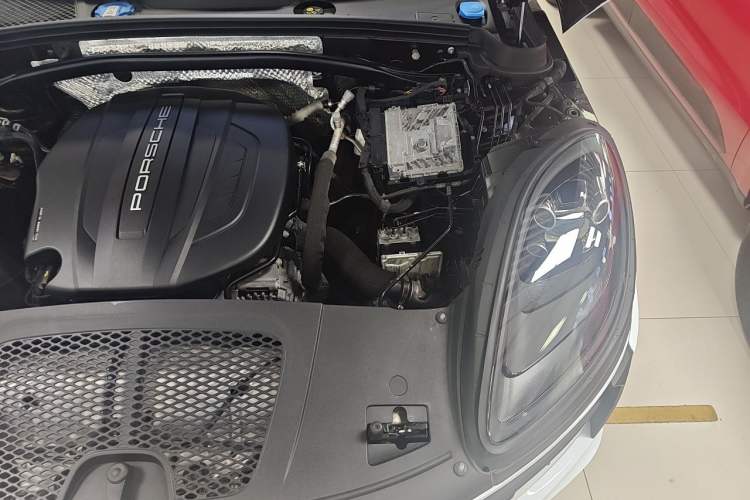 Used Porsche Macan 2021 Macan 2.0T Engine Bay Left