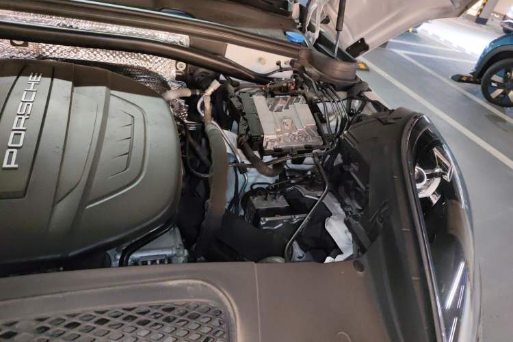 Used Porsche Macan 2021 Macan 2.0T Engine Bay Left