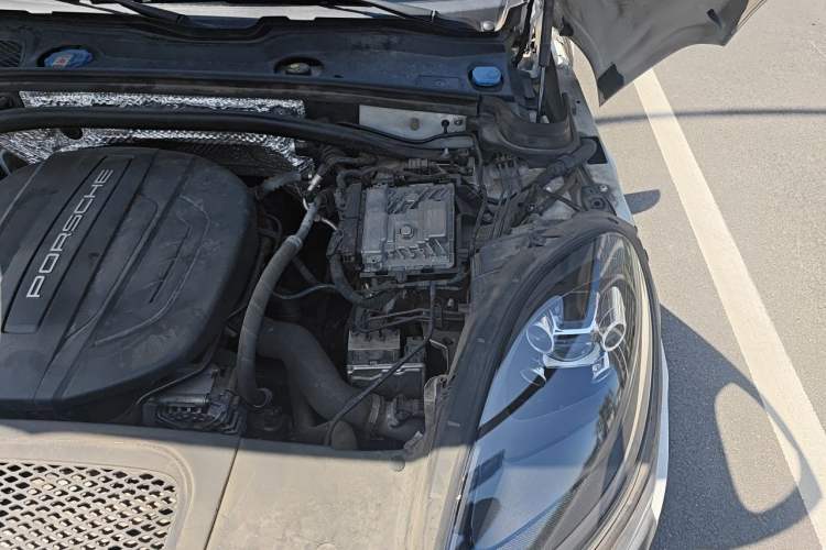 Used Porsche Macan 2021 Macan 2.0T Engine Bay Left