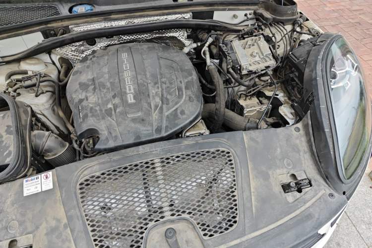 Used Porsche Macan 2021 Macan 2.0T Engine Bay Left