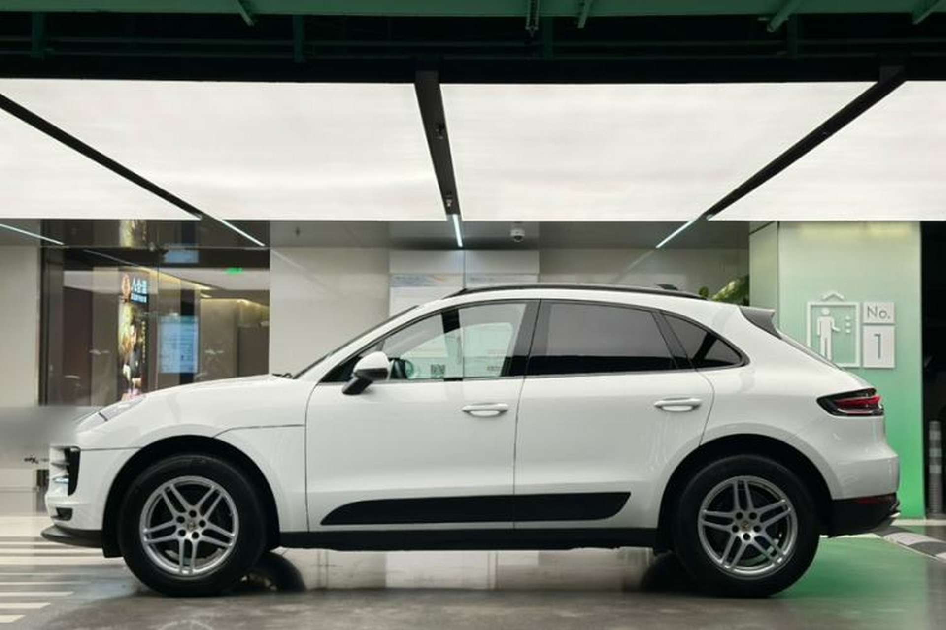 Used Porsche Macan 2021 Macan 2.0T Exterior 5