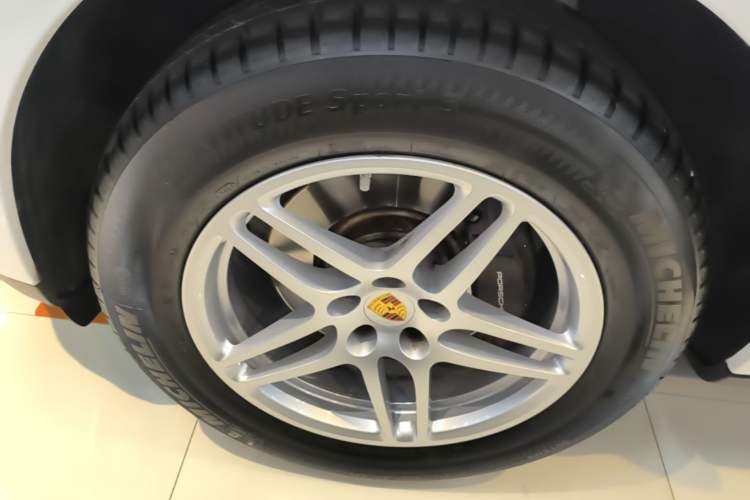 Used Porsche Macan 2021 Macan 2.0T Left Front Wheel Hub