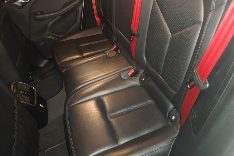 Used Porsche Macan 2021 Macan 2.0T Left Rear Seat