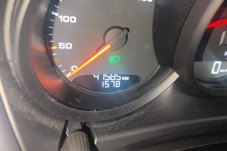 Used Porsche Macan 2021 Macan 2.0T Odometer Close Up